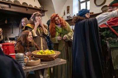 Příběhy z Ravenoru II. – Pod střechou hostince – fotografie 26