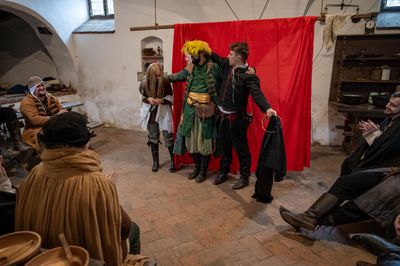 Příběhy z Ravenoru II. – Pod střechou hostince – fotografie 118