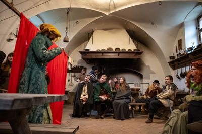 Příběhy z Ravenoru II. – Pod střechou hostince – fotografie 169
